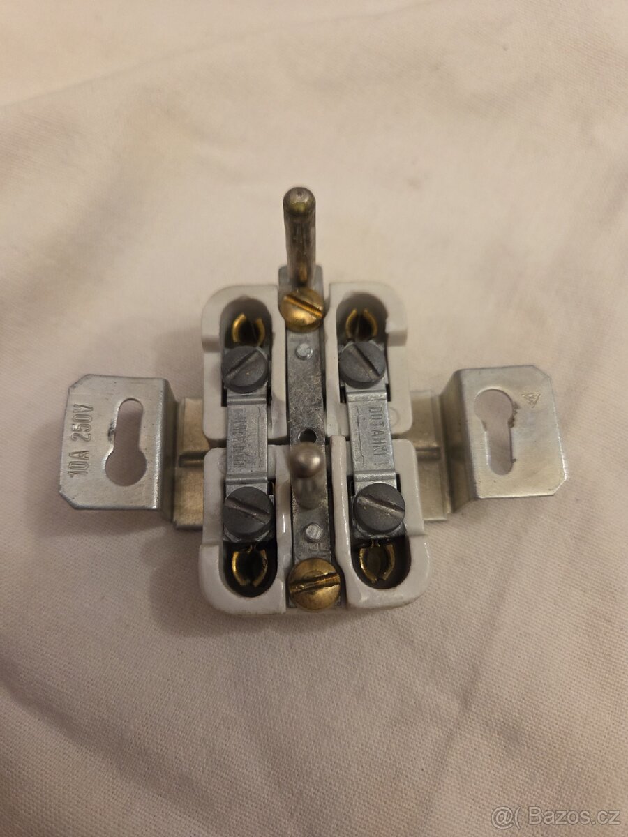 "RETRO" dvojzásuvky, objímky a průběžný kolébkový vypínač - 2