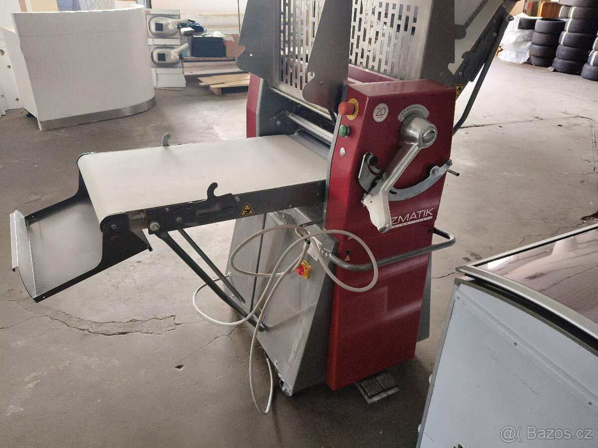 Prodám profesionální hnětač těsta. - 2