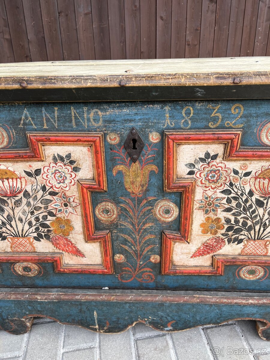 Dřevěná malovaná truhla - 2