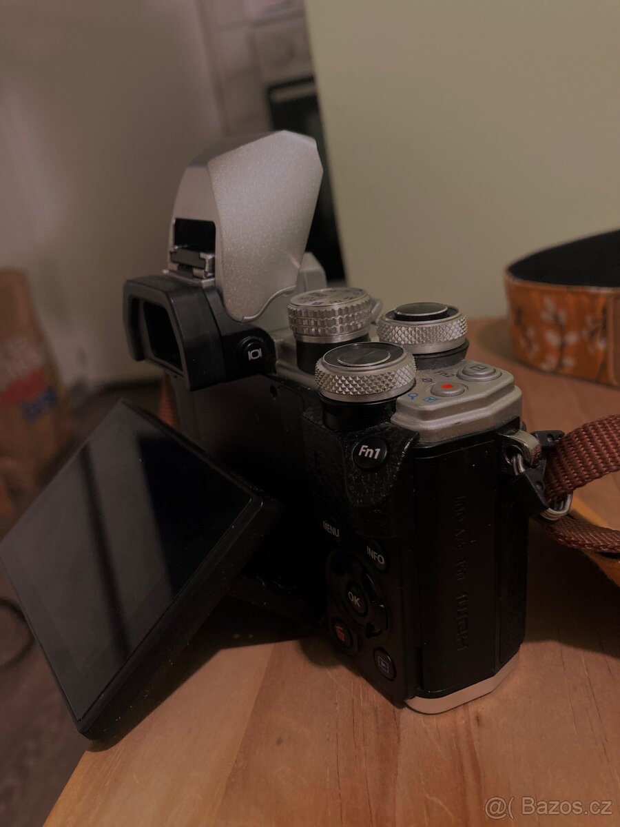 Prodám Olympus OM-D E-M10 - 2