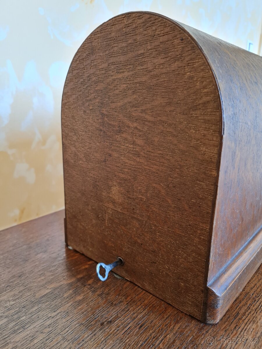 Historický šlapací šicí stroj Singer pro domácí užití - 2