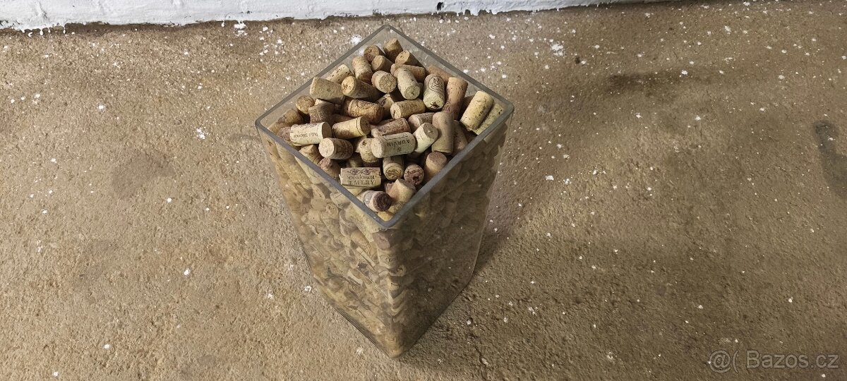 Váza s korkovými špunty - 2