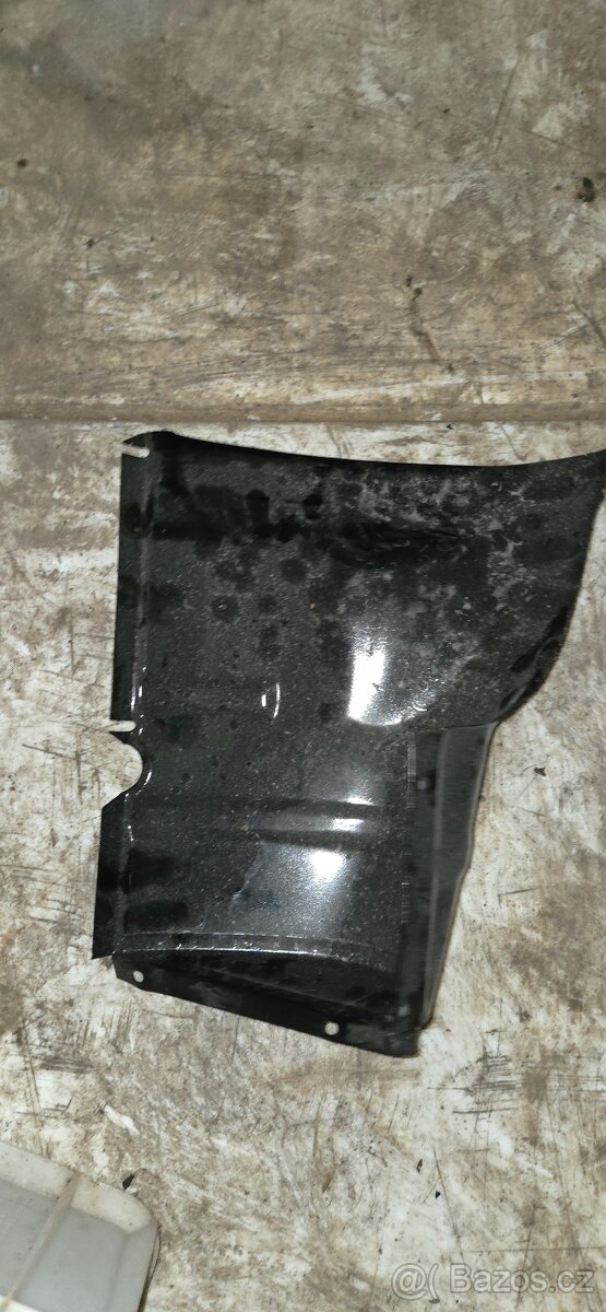 Tatra 613- plechy kolem motoru - 2