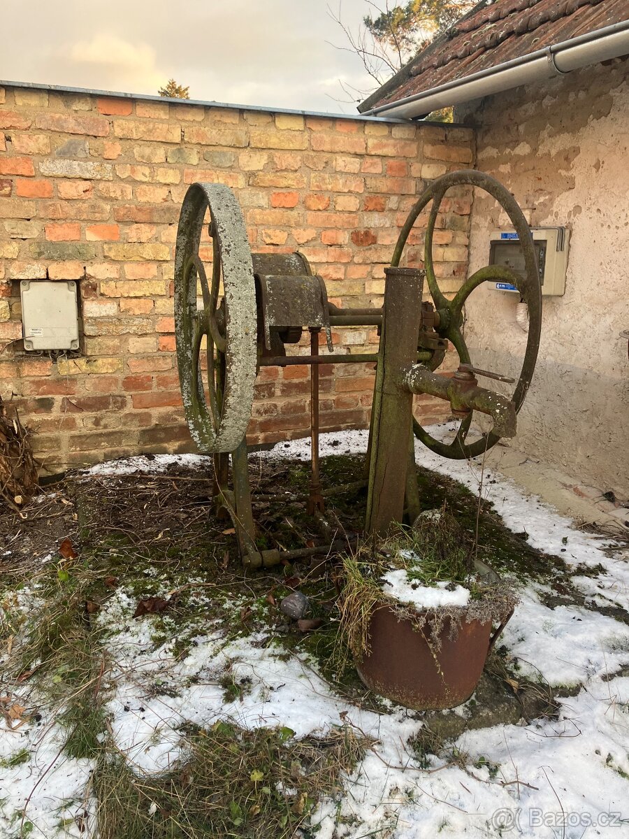 Historické čerpadlo ke studni - 2