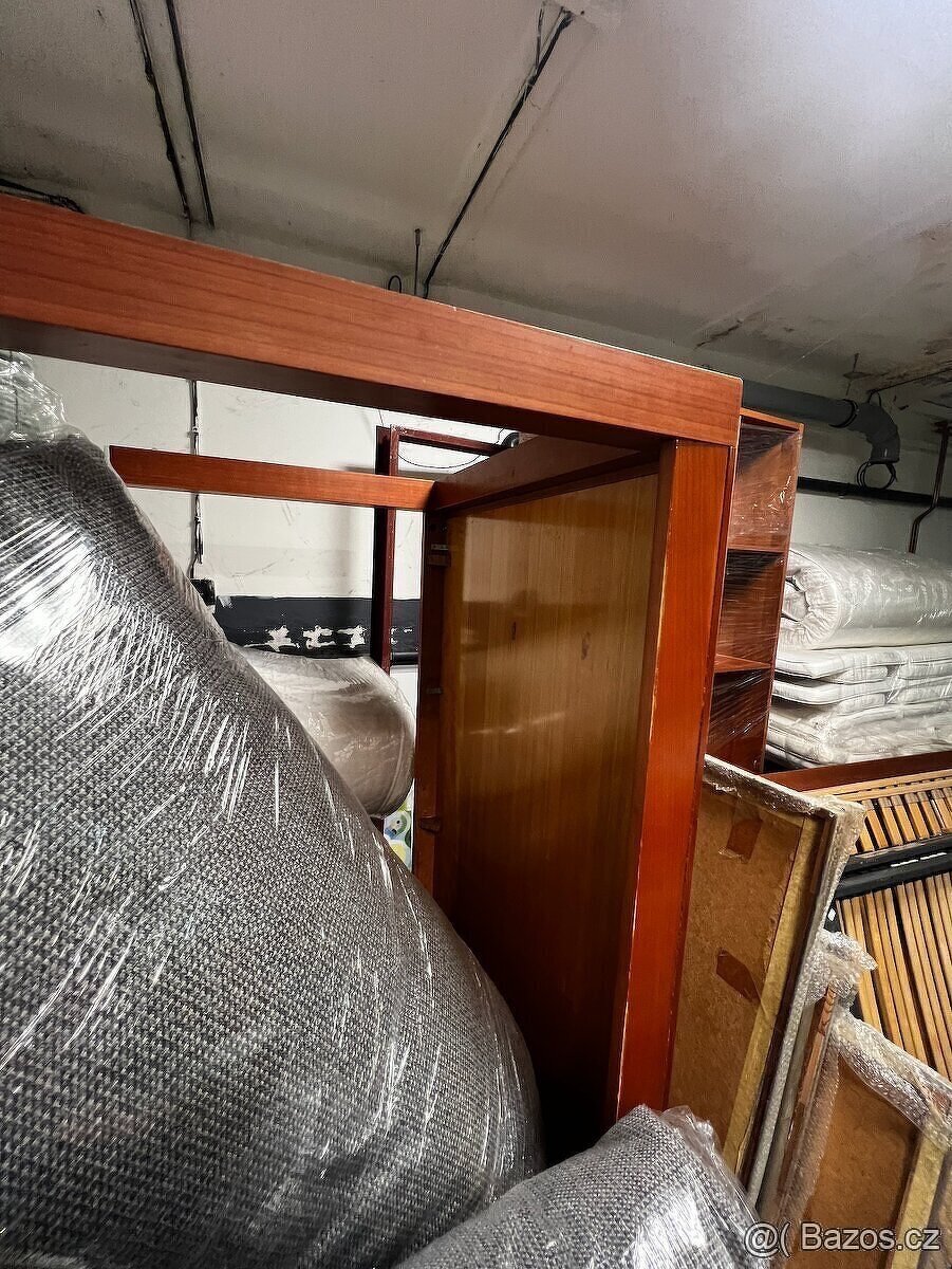 Dřevěnný jídelní stůl - 2