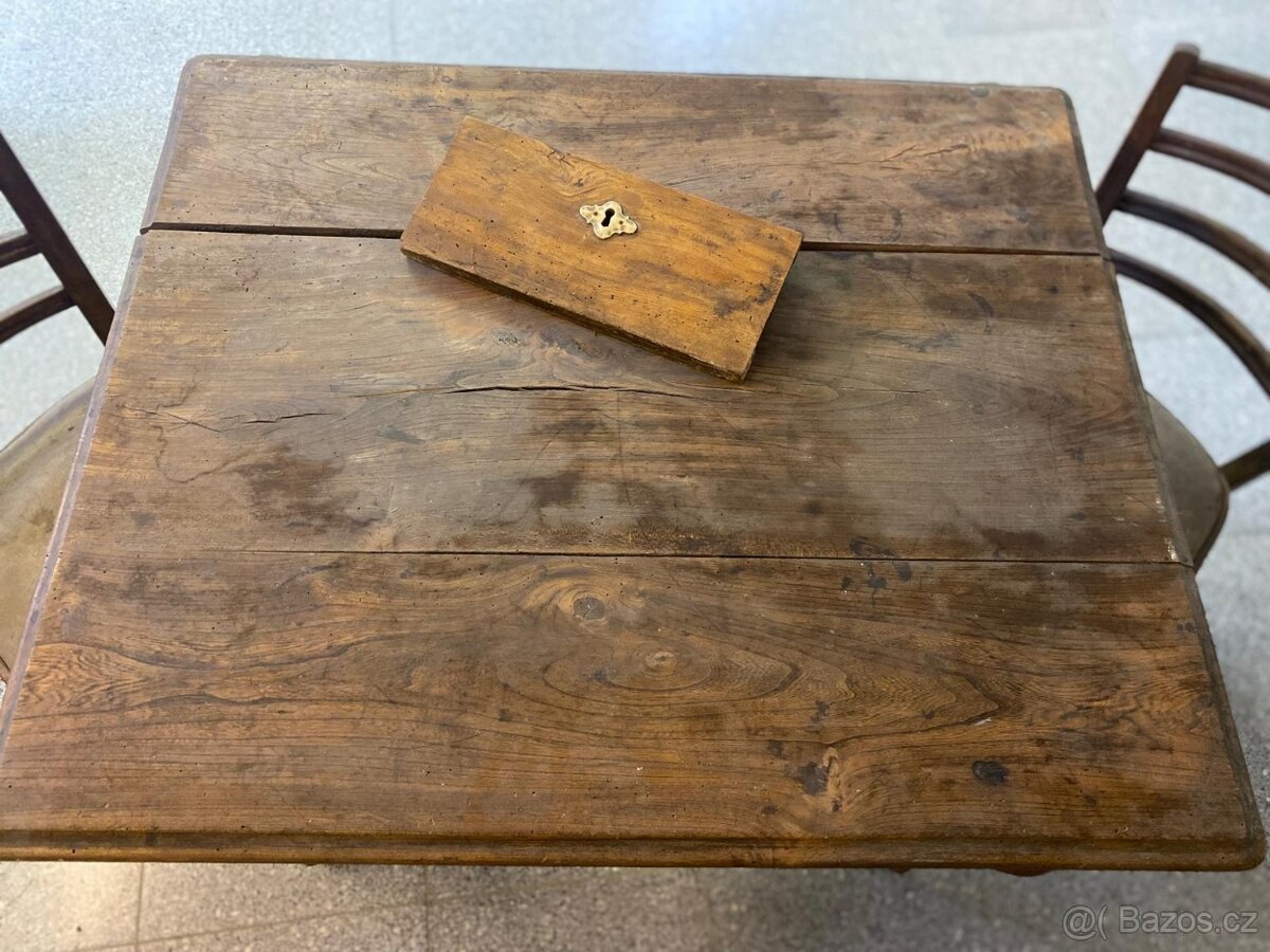 stůl s židlemi - 2