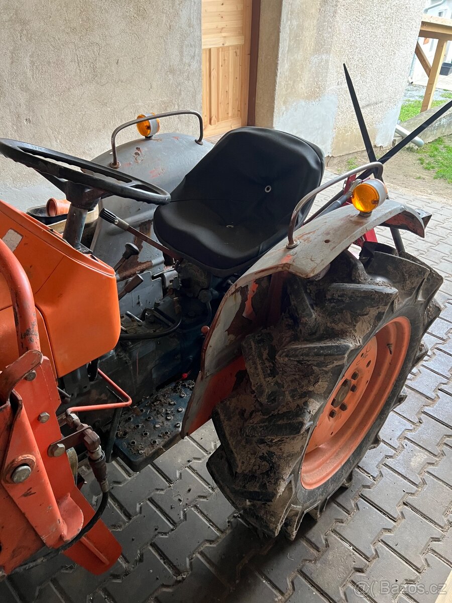 Malotraktor Kubota,celní nakladač. - 2
