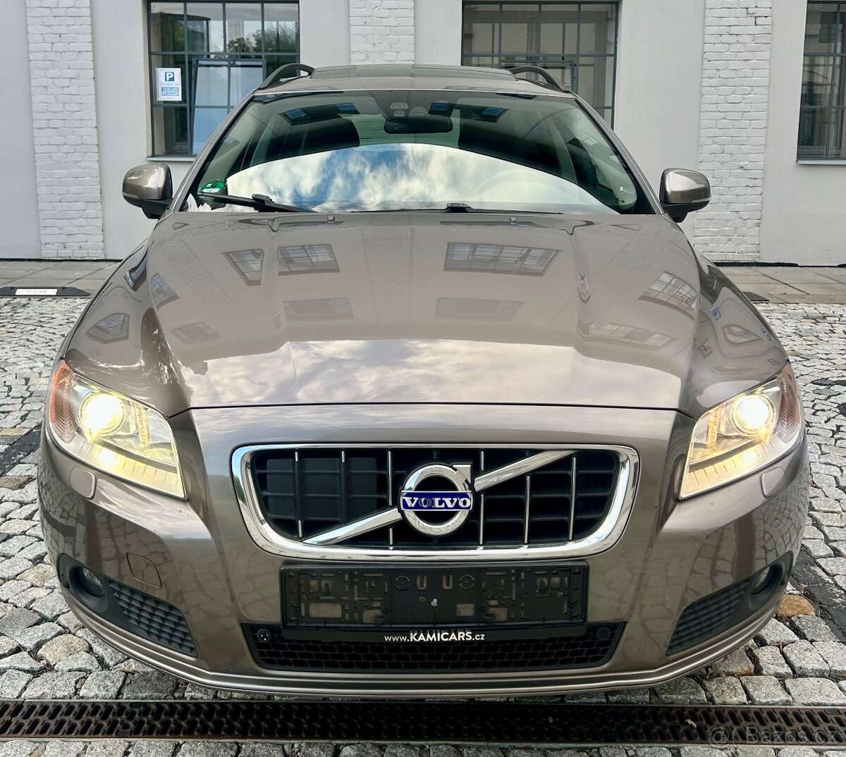 VOLVO V70 2.0D4 120KW 5VÁLCE SUMMUM AUT-KUŽE-Bi XENON-ACC - 2