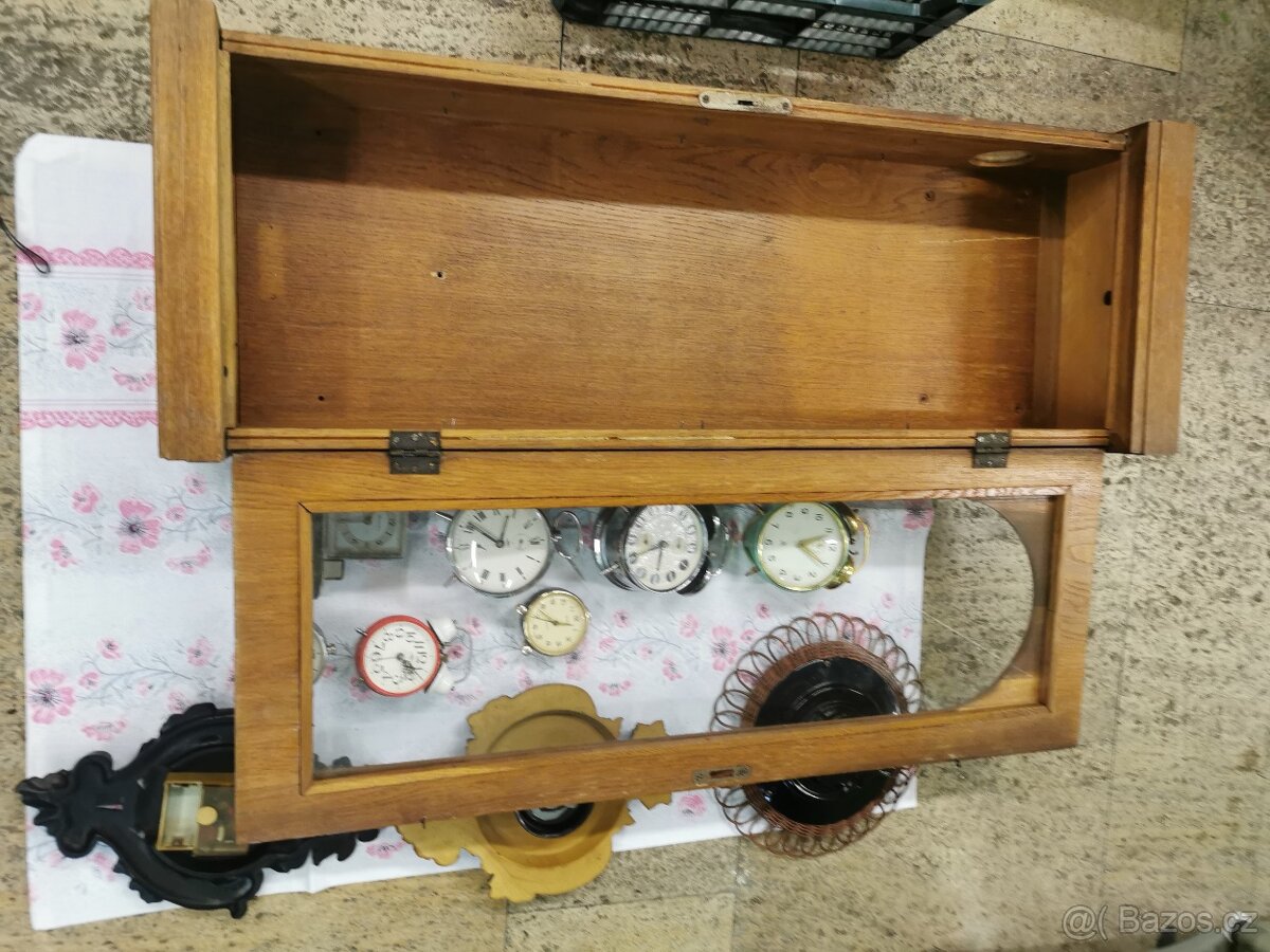 Staré mechanické budíky, nástěnné hodiny. - 2