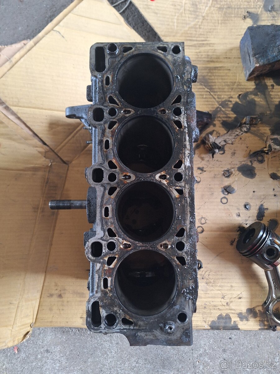 Prodám holý blok motoru Mazda RF7J - 2