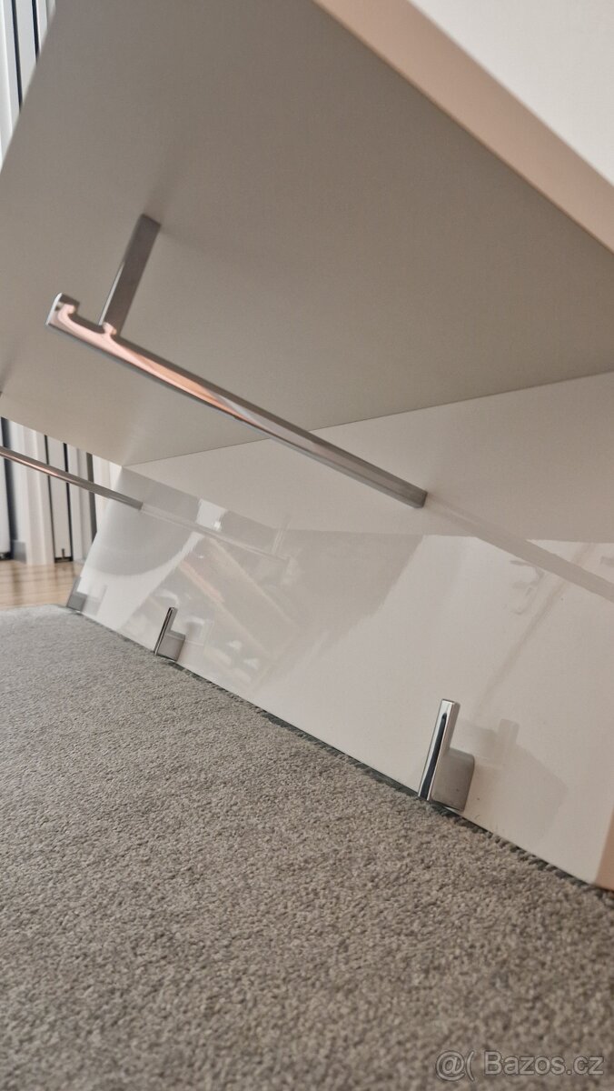 Nový věšák s policí - 2