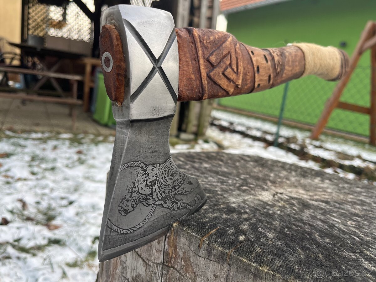 Vikingská sekera s držákem. - 2