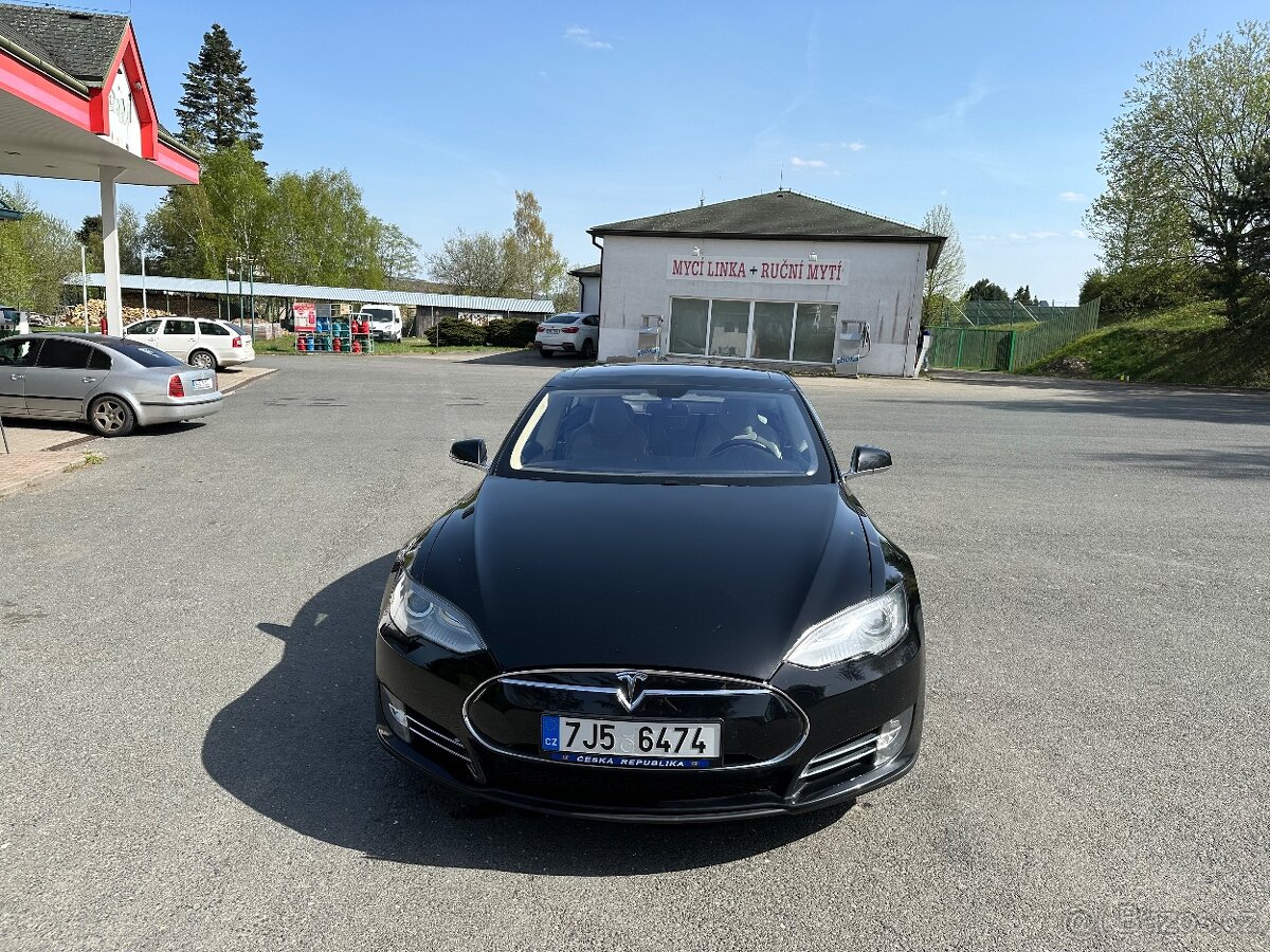 Tesla Model S P85 (2014) nabíjení zdarma - 2