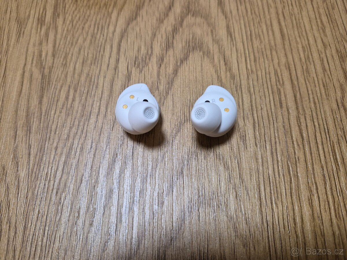 Bezdrátová sluchátka Samsung Galaxy Buds FE v bílém proveden - 2