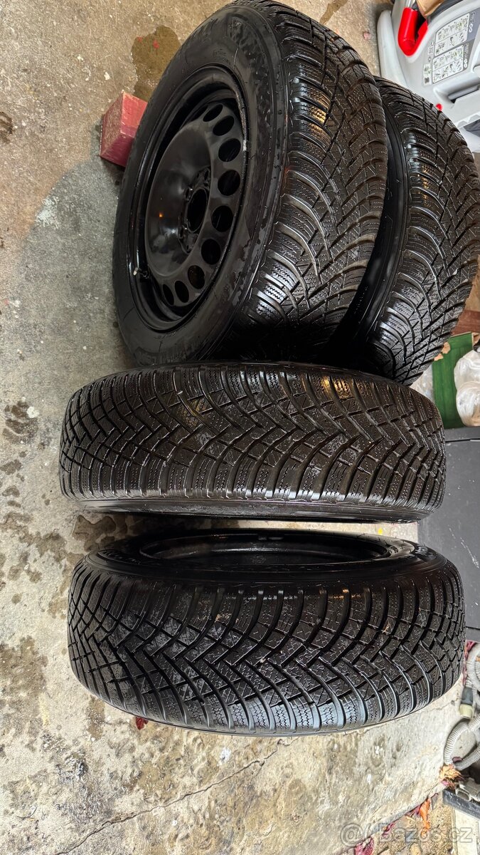 Zimní pneu R15 + plechové disky + poklice Mercedes - 2