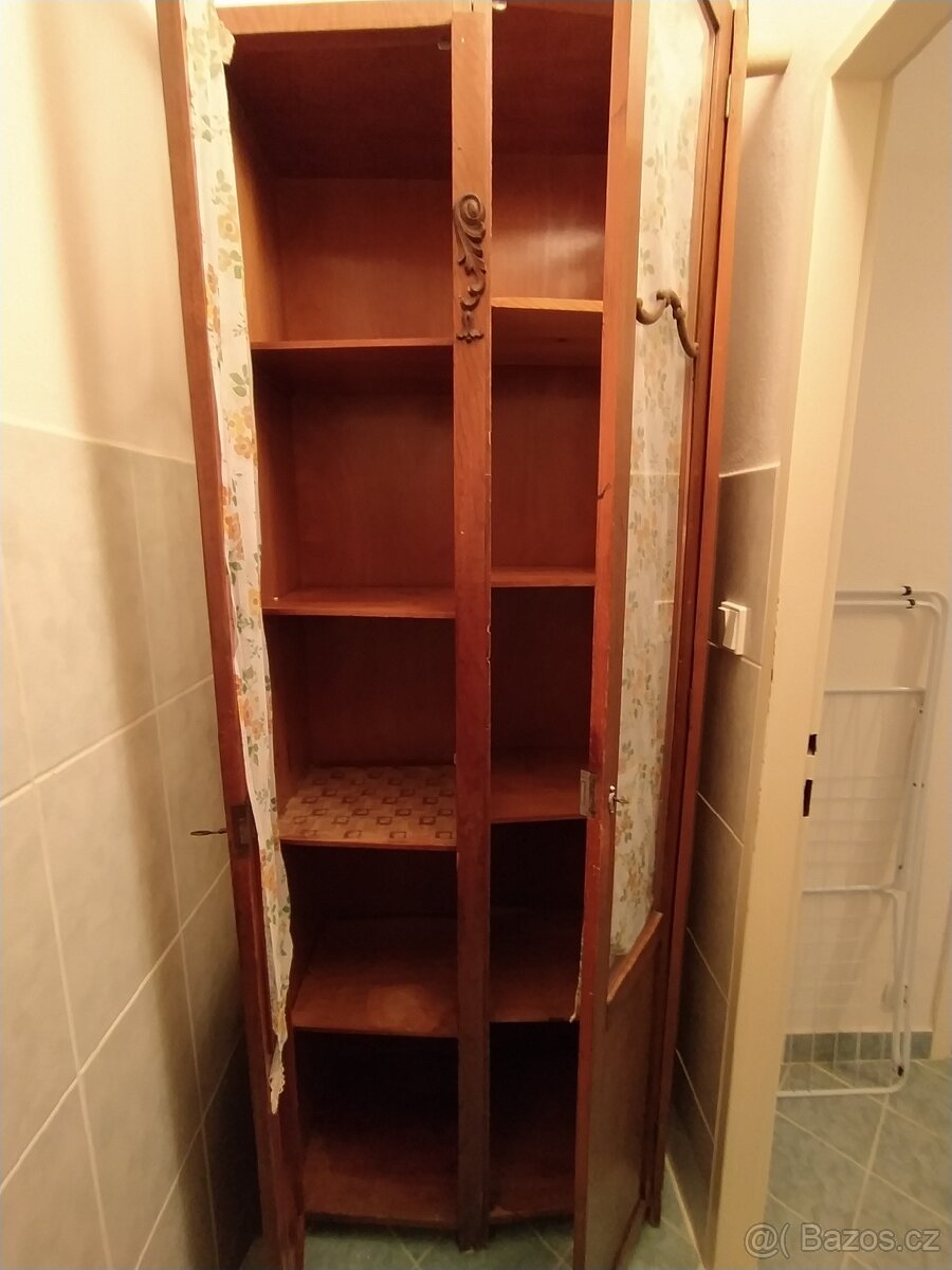 Starožitná okrasná skříňka - prosklená - 2