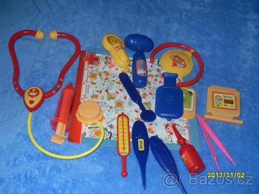 hračky:bubínek,autička ,maly dokturek a dřevěni puzzle - 2