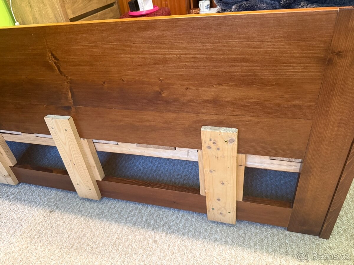 postel z masivního dřeva - 2