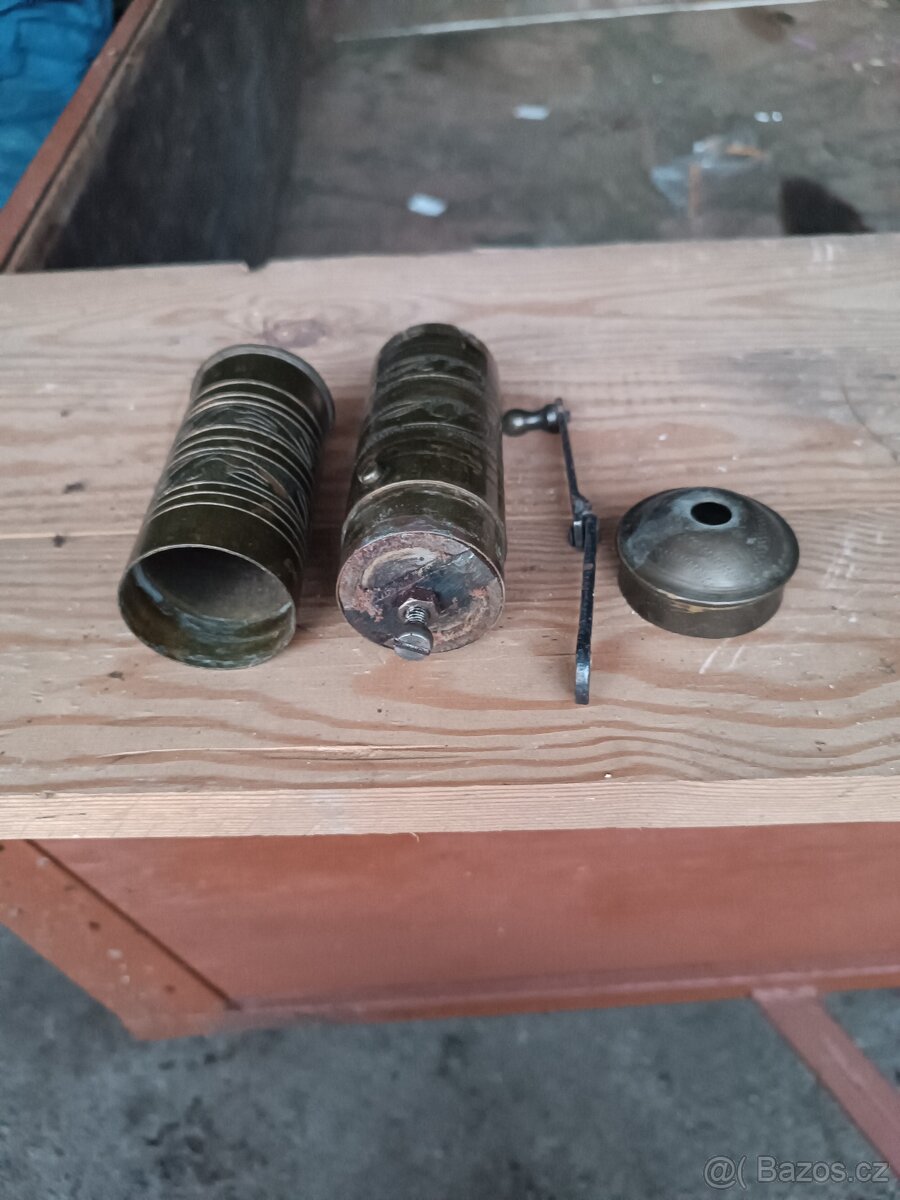 Starožitný mosazný mlýnek. - 2