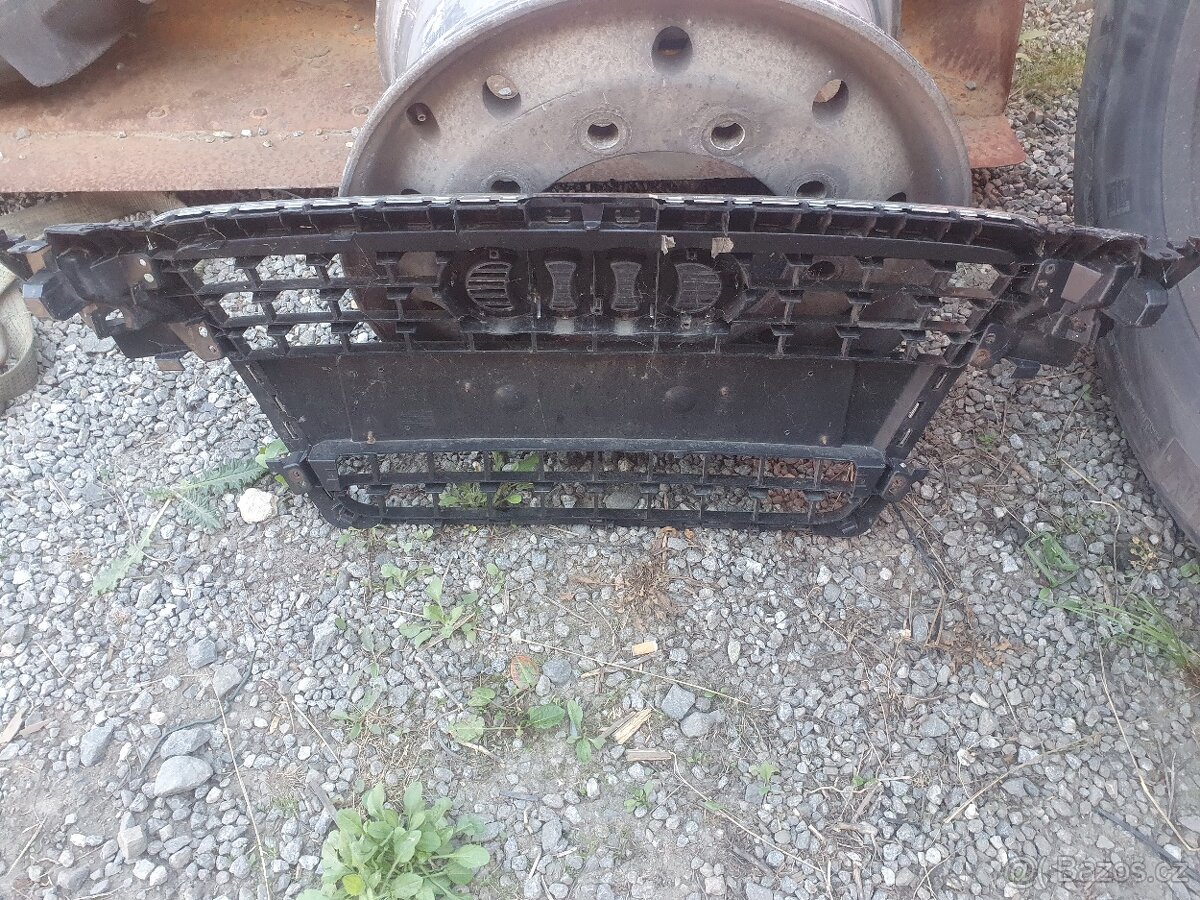 Audi a4 b8 předfacelift maska - 2