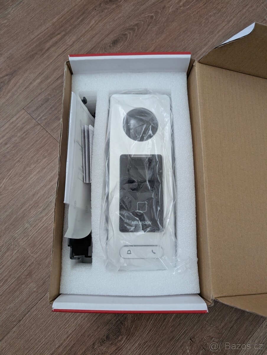 Přístupový terminál - videozvonek Hikvison DS-K1T501SF - 2