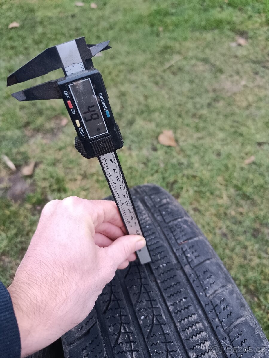 Pneu zimní 215/45 R17 - 2