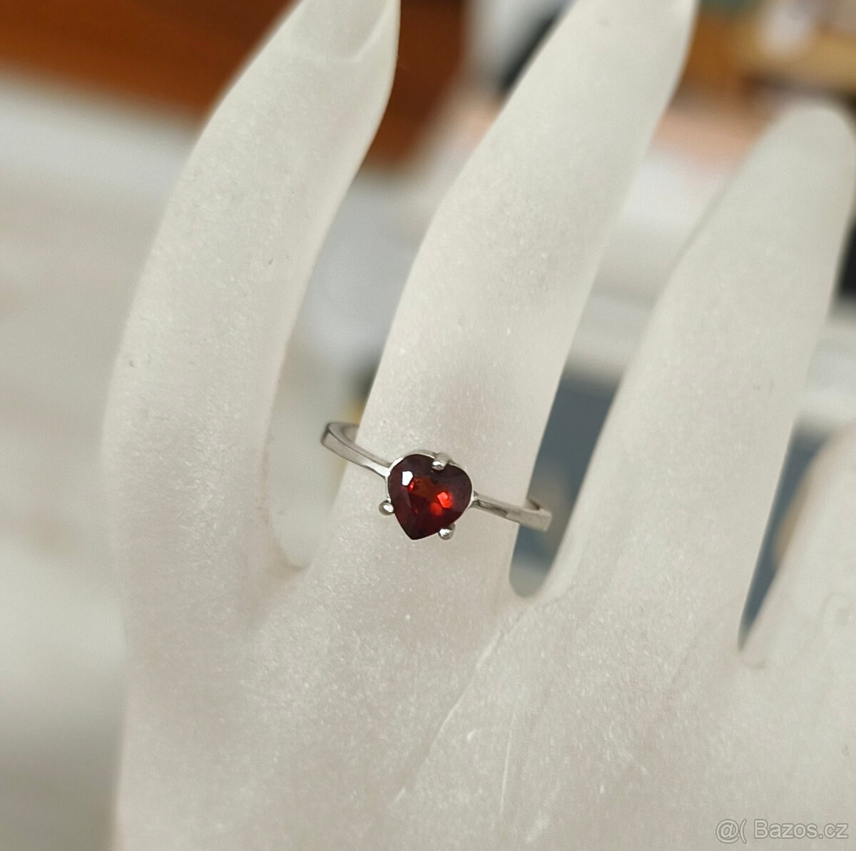 Stříbrný prsten s granátem. - 2