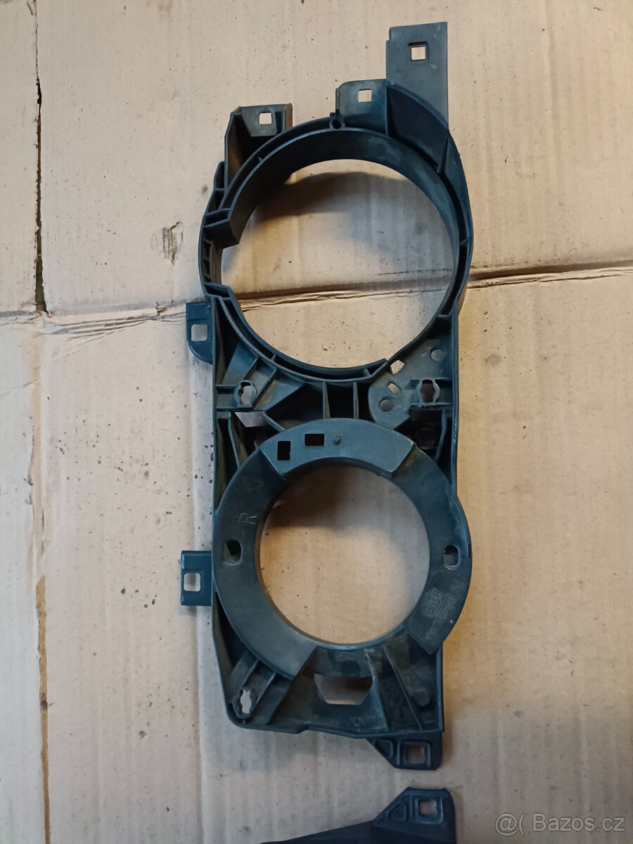 BMW E32/34 Rámeček předních světel. - 2