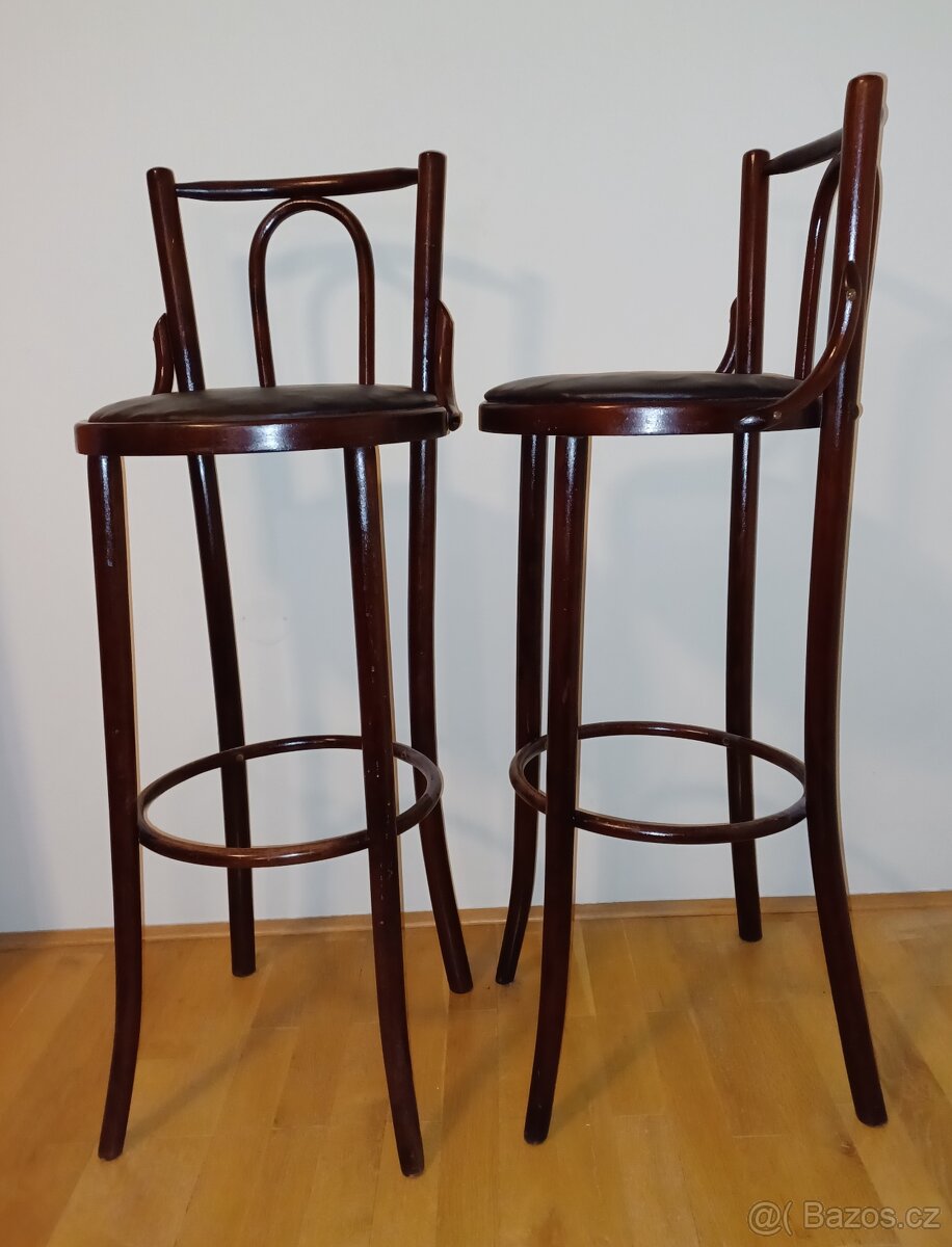 Dvě barové židle – dřevo, koženkový sedák, elegantní styl - 2