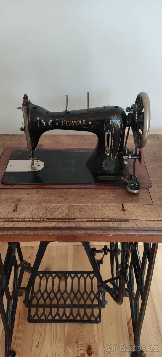 Historický šlapací šicí stroj / stůl Veritas - 2