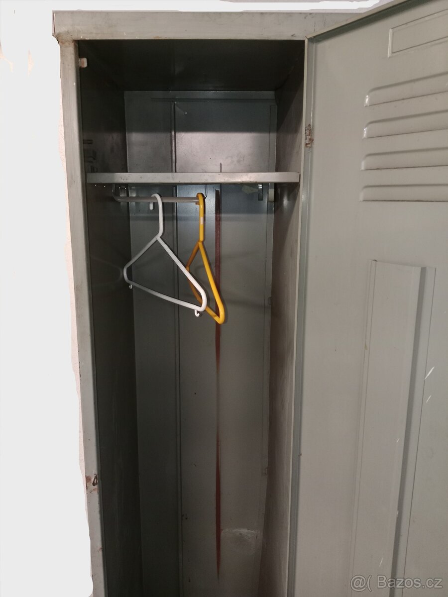ŠATNÍ SKŘÍŇ - PLECHOVÁ - 2