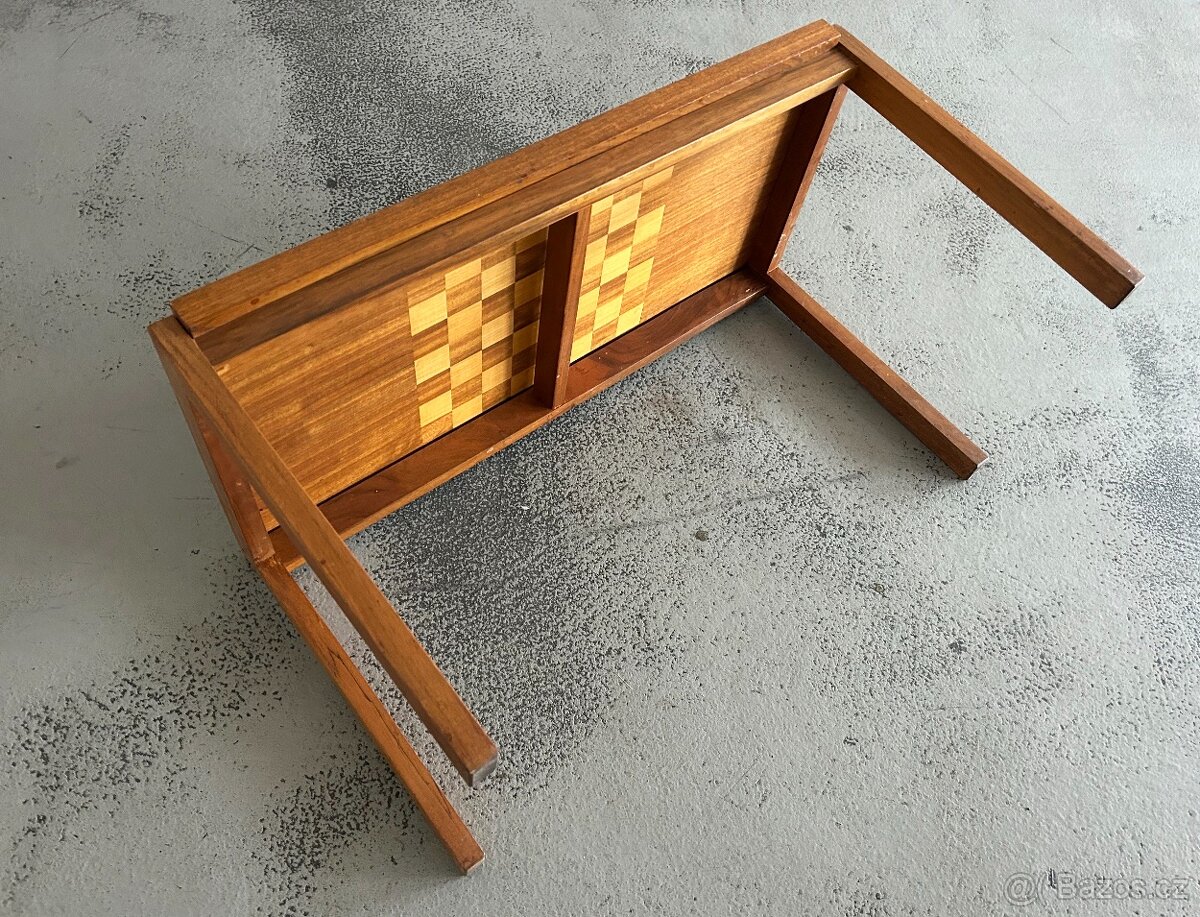 Stůl se šachovnicí - 2