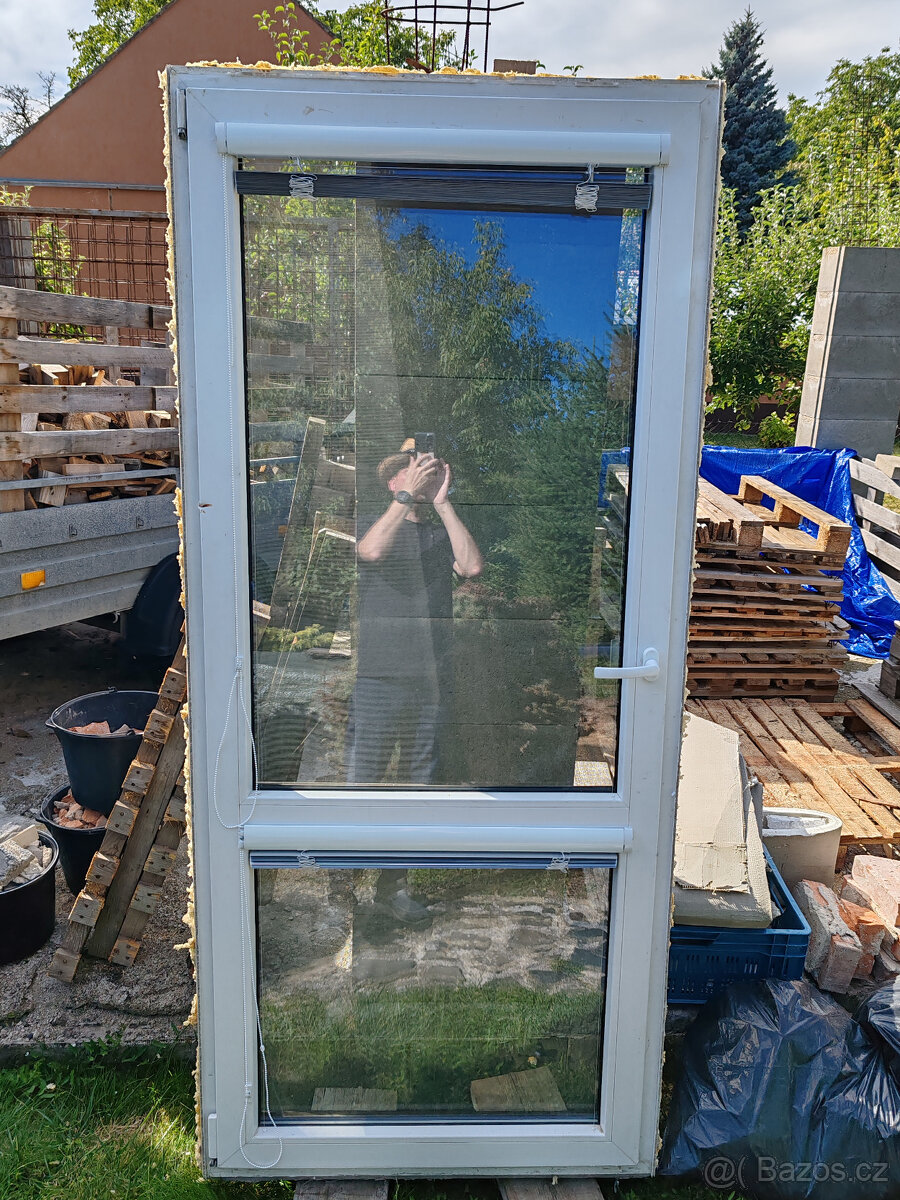 Bílé/hněd.dřevo plast balk. dveře 94,5x213 + žal.+síť - 2