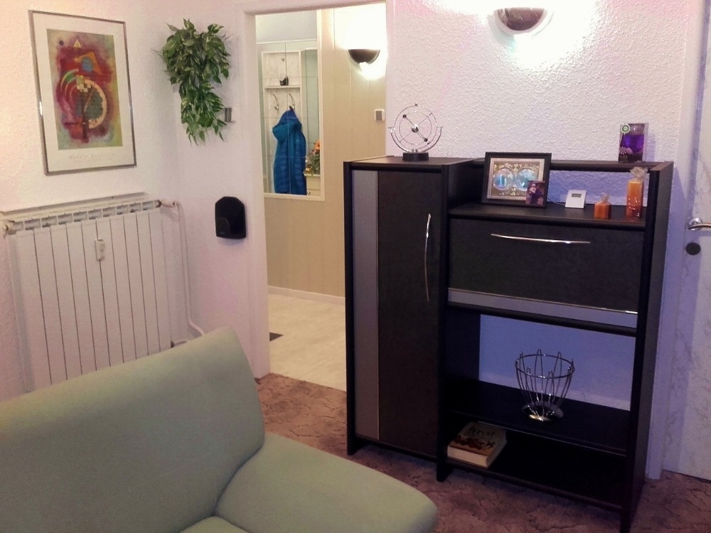 Obývací stěna s osvětlením a komodou - 2