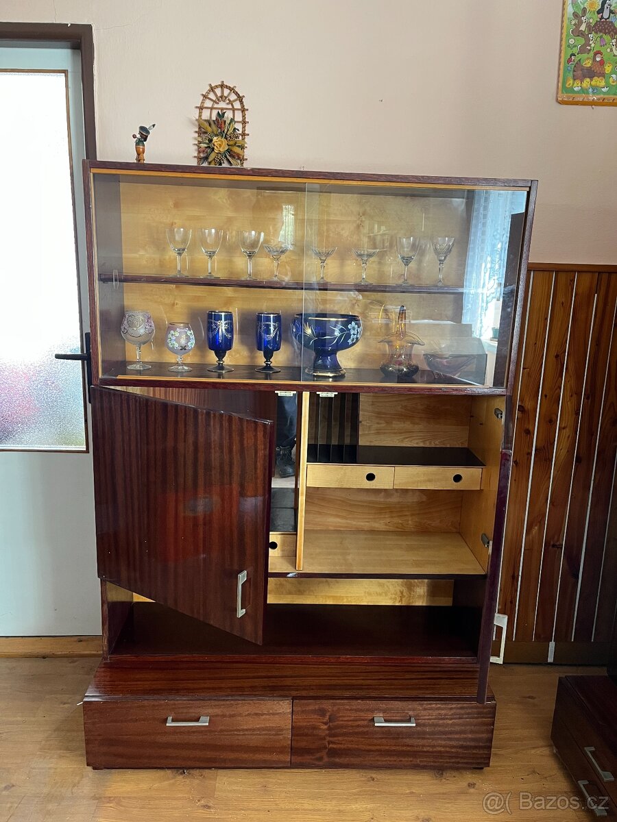 Skříňka s vitrínkou - 2