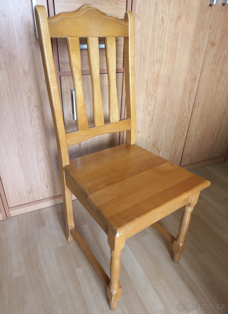 Čtyři dřevěné židle - 2