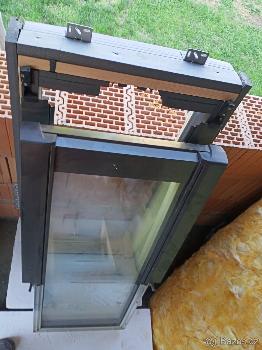 Okno střešní Roto Q42S 055/118 K200 kyvné + lemování nové - 2