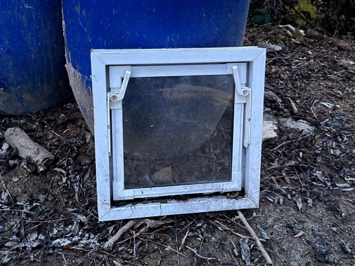 Plastové výklopné ventilační okno 40x40cm - 2