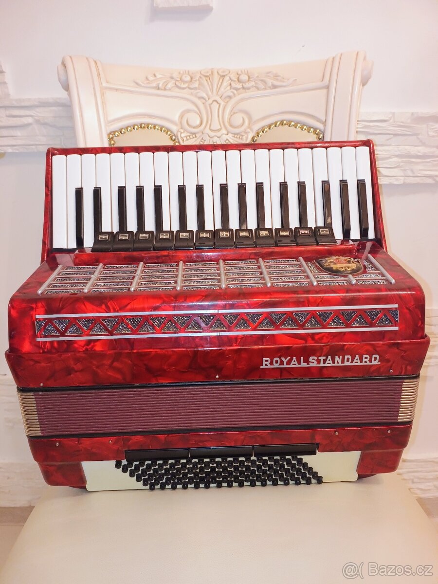 Opravář prodává akordeon Royal Standard 96 basů - 2