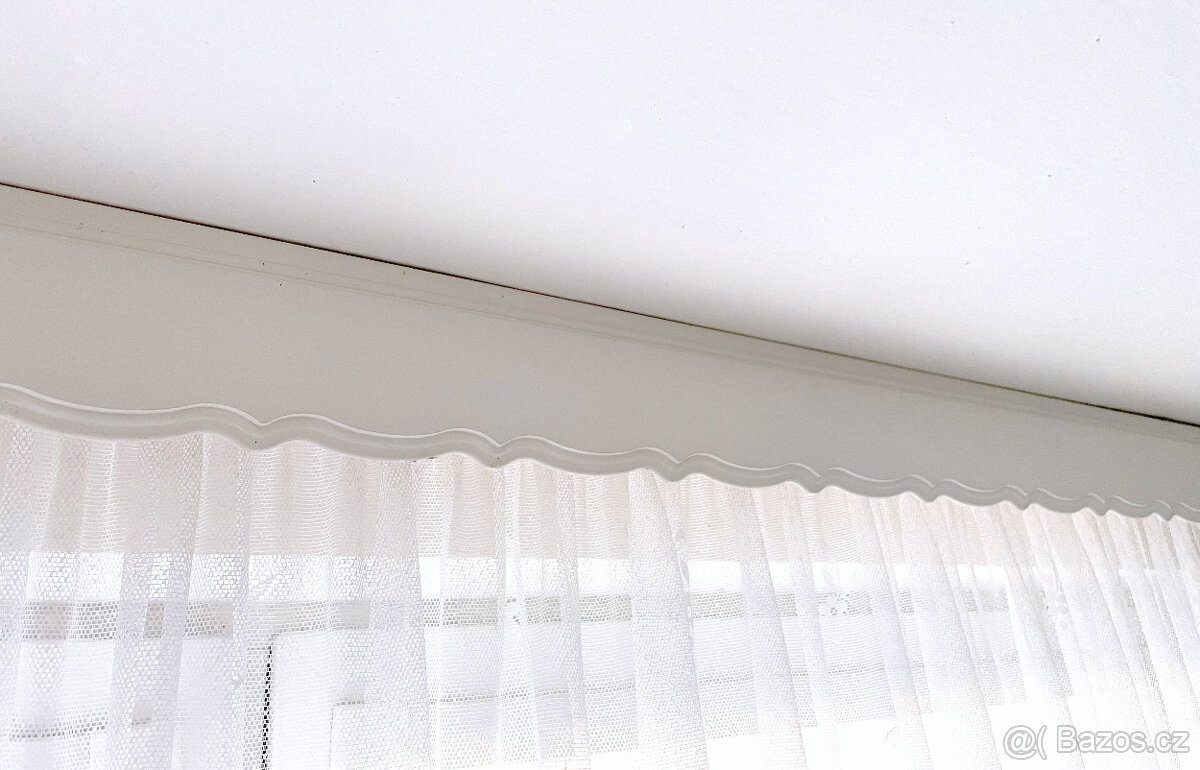 Bílá dřevěná garnýž praktic - 2