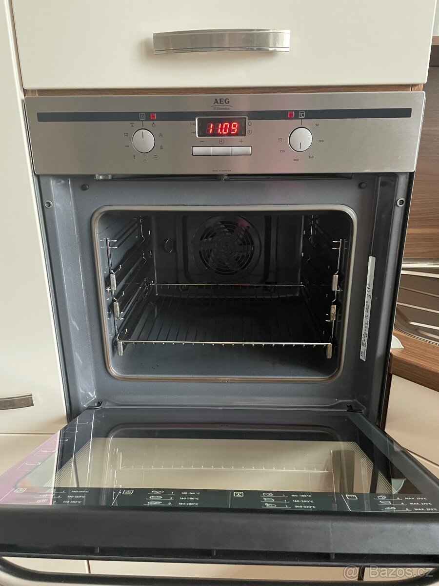Vestavěná elektrická trouba AEG - 2
