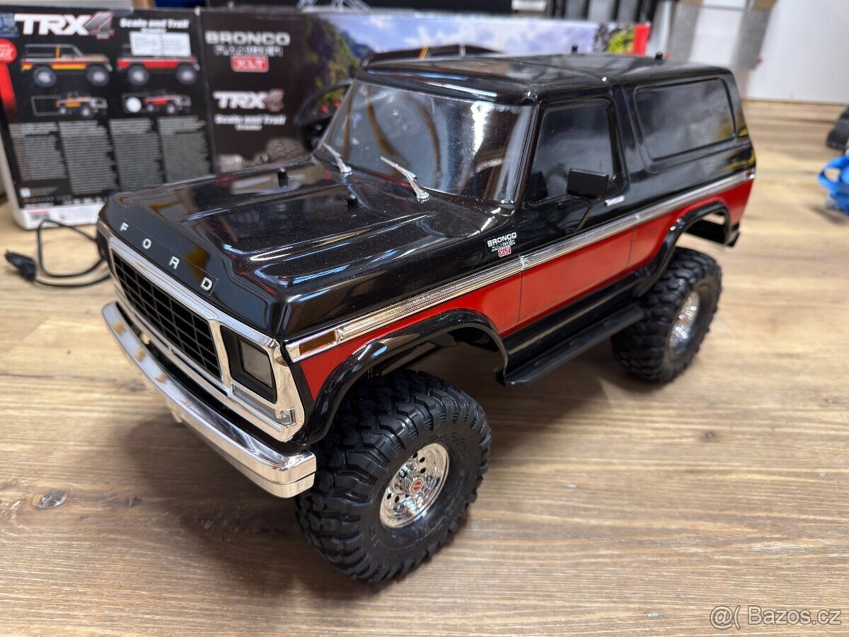 nový model Traxxas TRX-4 Bronco 1979 + baterie a nabíječ - 2