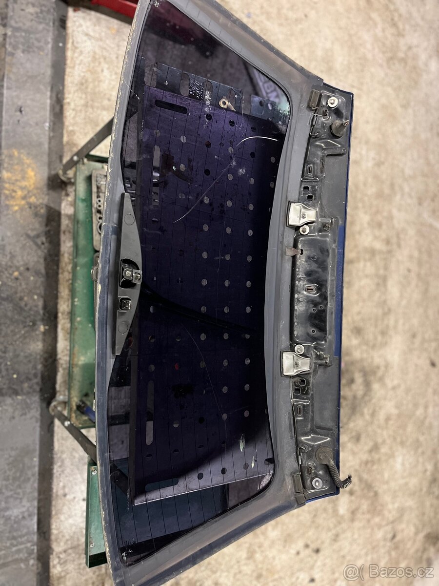 Zadní okno 5.dveří bmw e46 - 2