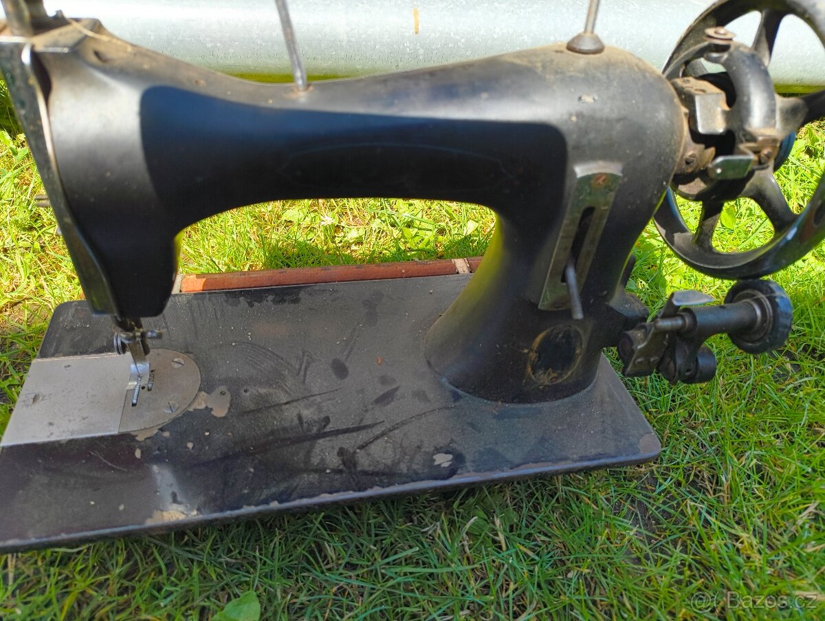 Starý šicí stroj - 2