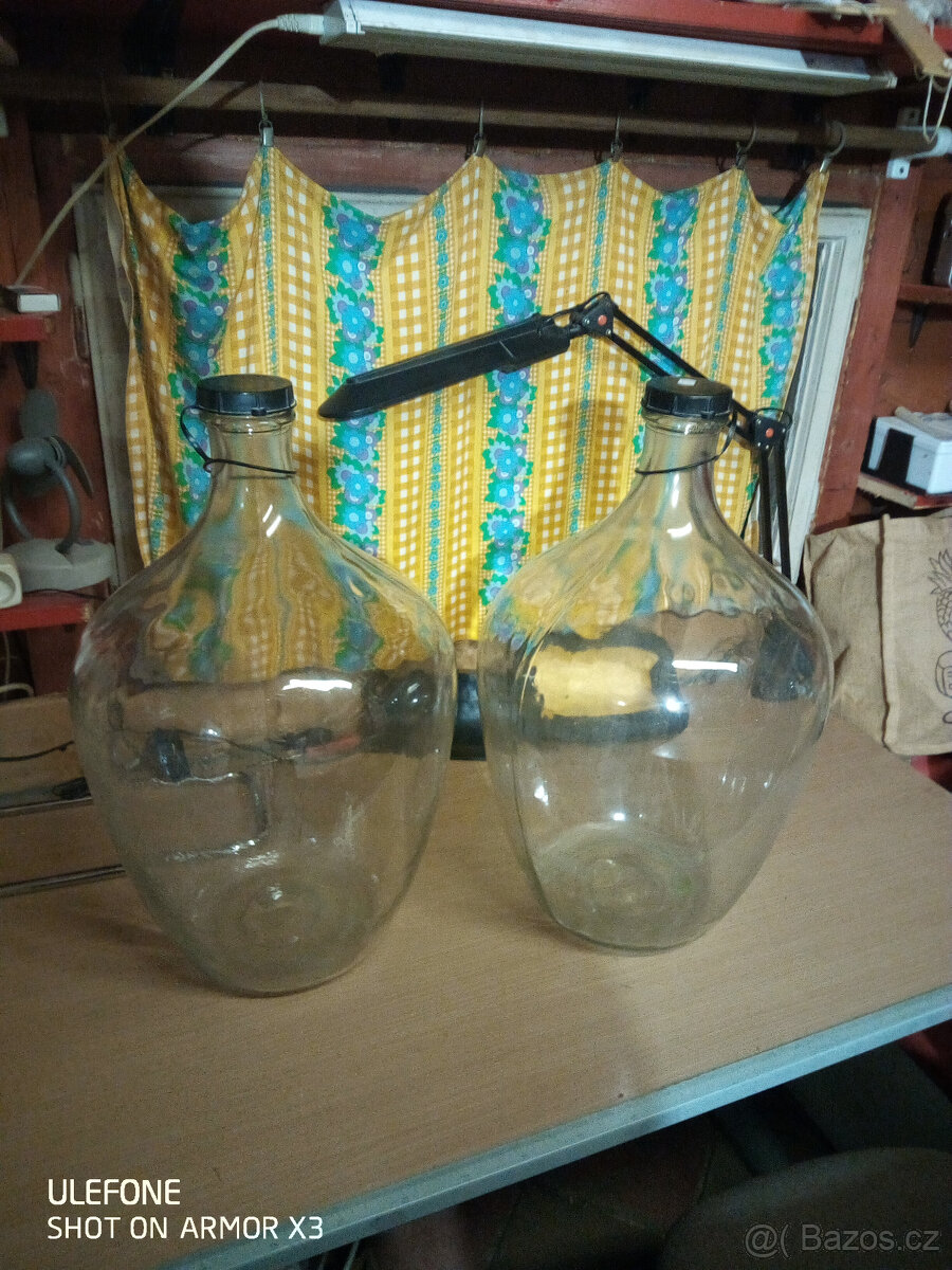 Prodám 2x demižony 20L kus 350 - 2