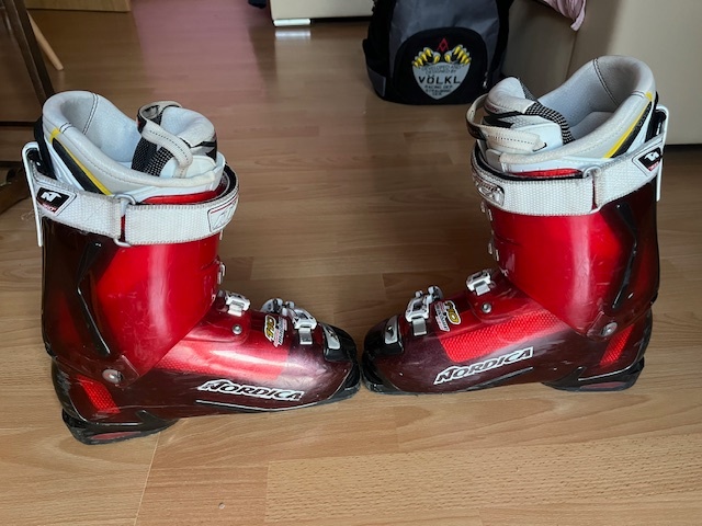 Lyžařské boty, přilba, rukavice - 2