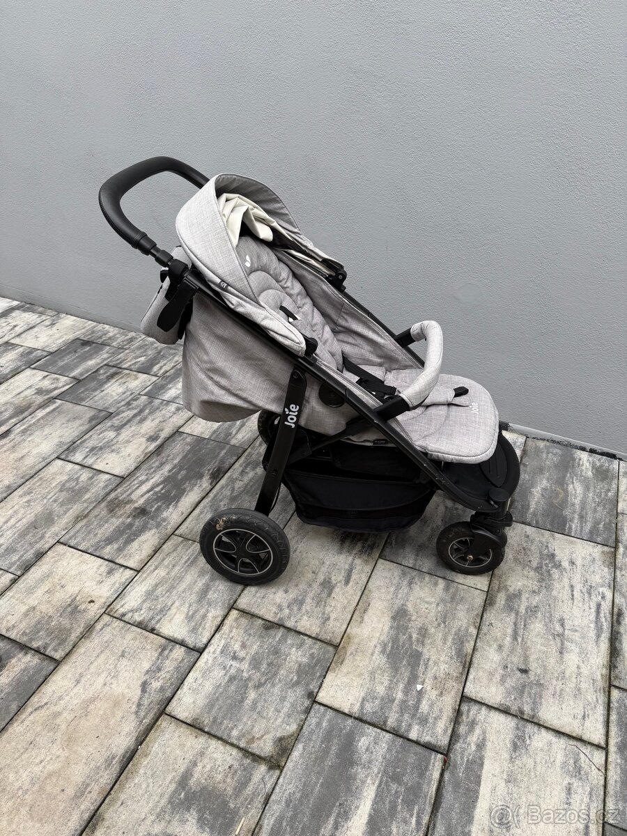 Sportovni kocarek s prislusenstvim + autosedacka - 2