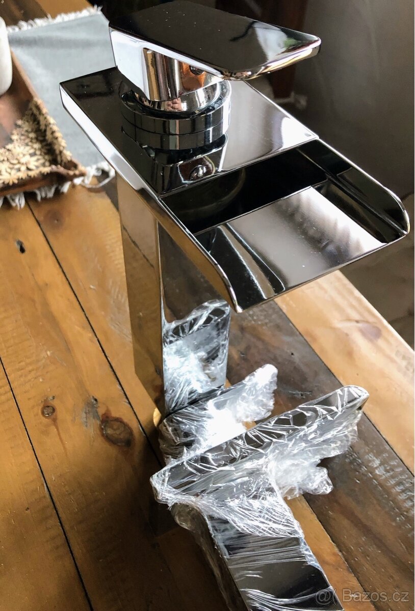 Stojánková baterie svítící s vodopádem - 2