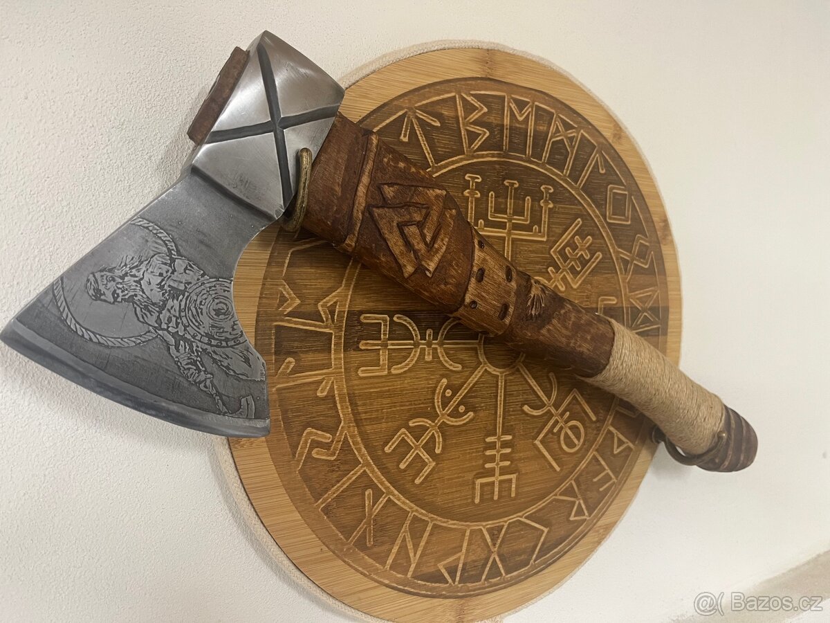 Vikingská sekera s držákem. - 2