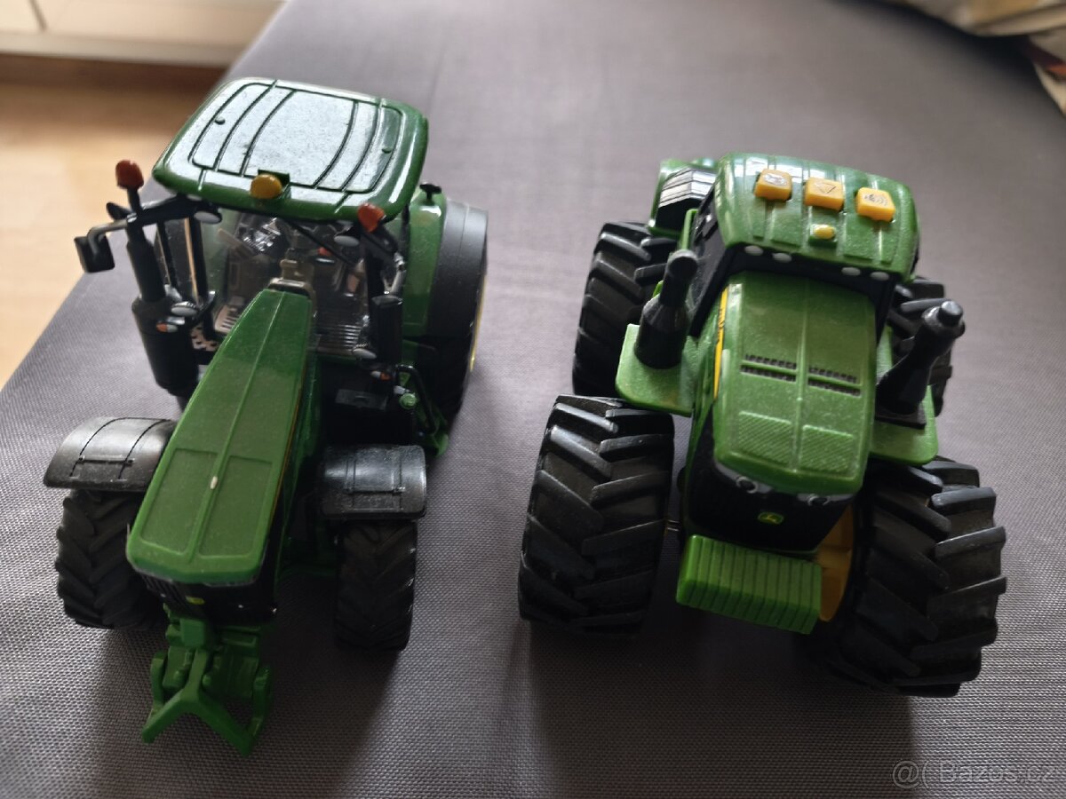 Set 2 traktorů John Deere - 2
